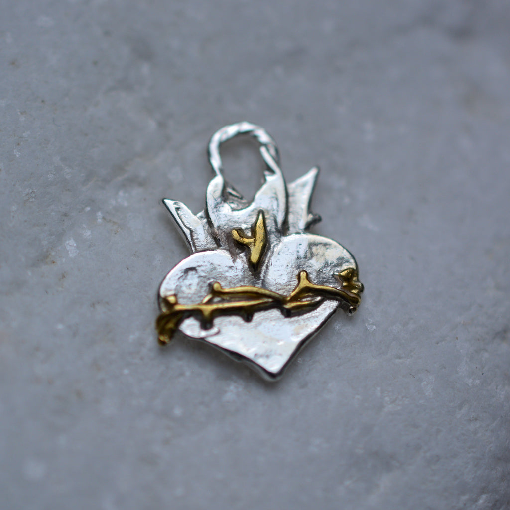 Anhänger „Heiligstes Herz“ aus 925er Silber – christlicher Talisman für Glauben, Hoffnung und Schutz, handgefertigter Skulpturenschmuck im Boho- und rustikalen Stil | Art Diva