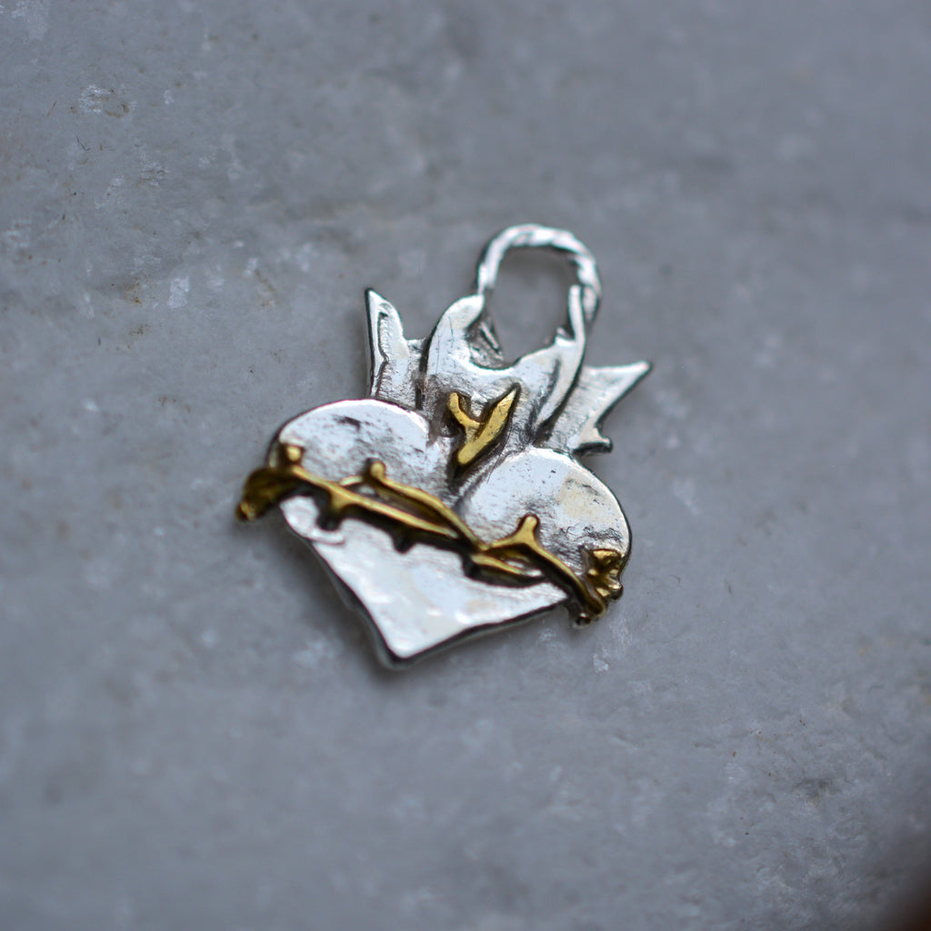 Anhänger „Heiligstes Herz“ aus 925er Silber – christlicher Talisman für Glauben, Hoffnung und Schutz, handgefertigter Skulpturenschmuck im Boho- und rustikalen Stil | Art Diva