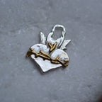 Anhänger „Heiligstes Herz“ aus 925er Silber – christlicher Talisman für Glauben, Hoffnung und Schutz, handgefertigter Skulpturenschmuck im Boho- und rustikalen Stil | Art Diva