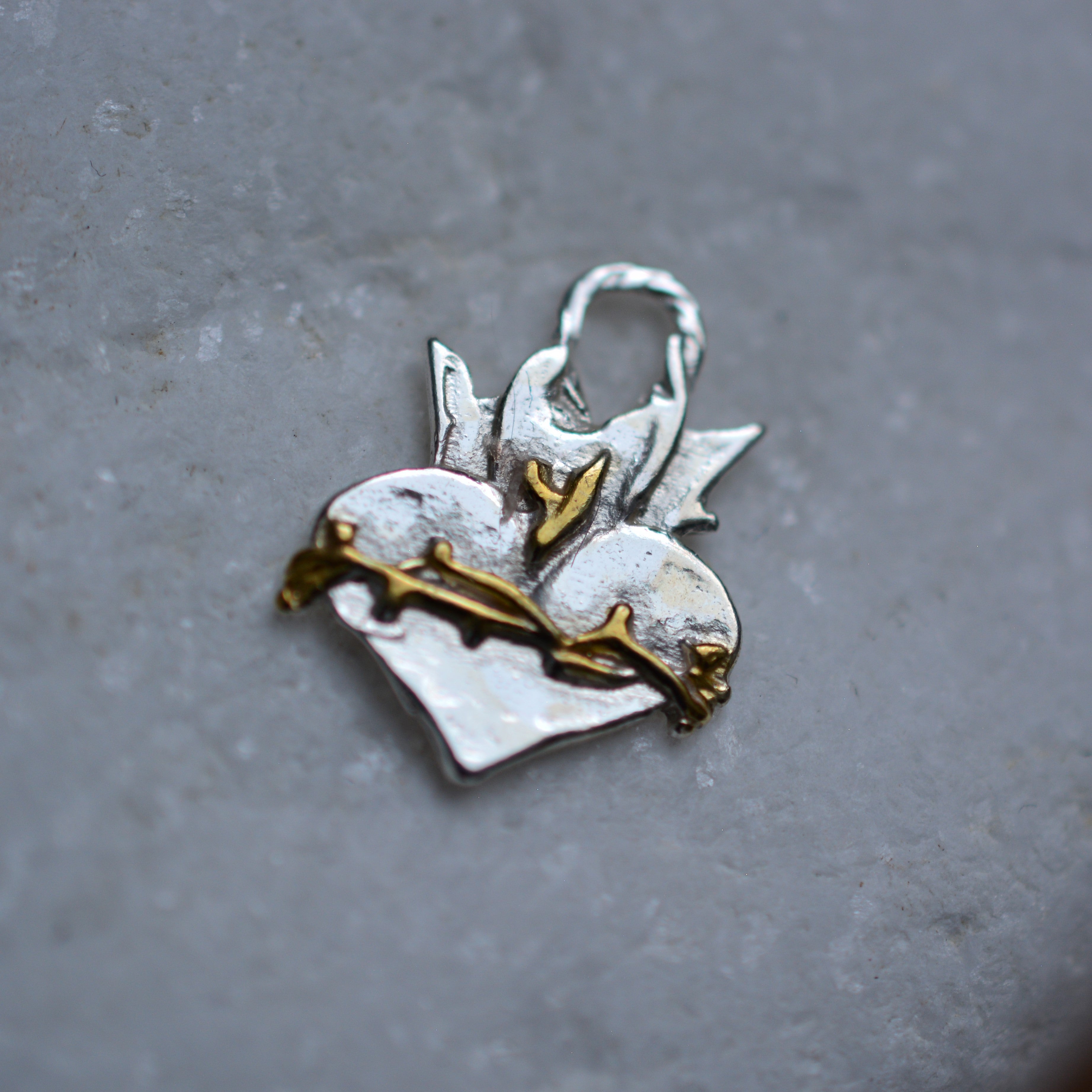 Anhänger „Heiligstes Herz“ aus 925er Silber – christlicher Talisman für Glauben, Hoffnung und Schutz, handgefertigter Skulpturenschmuck im Boho- und rustikalen Stil | Art Diva