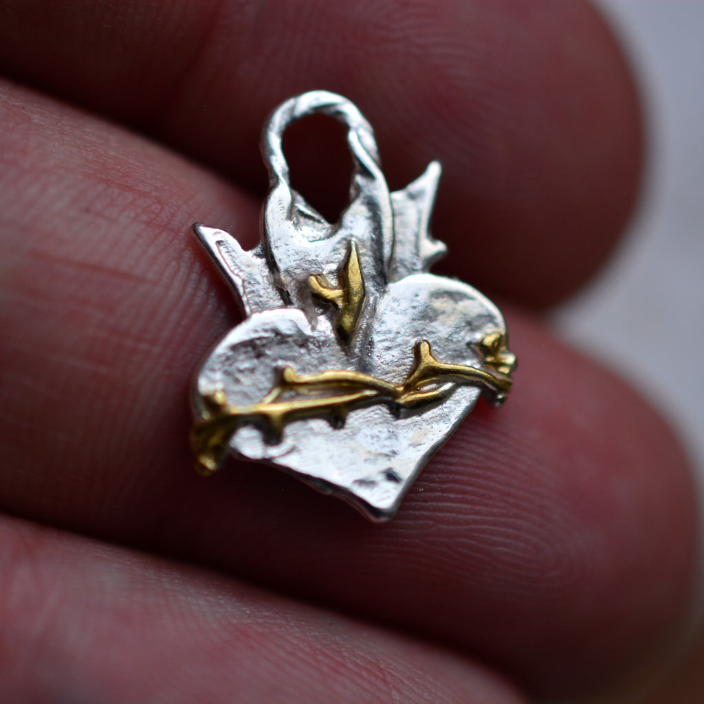 Anhänger „Heiligstes Herz“ aus 925er Silber – christlicher Talisman für Glauben, Hoffnung und Schutz, handgefertigter Skulpturenschmuck im Boho- und rustikalen Stil | Art Diva