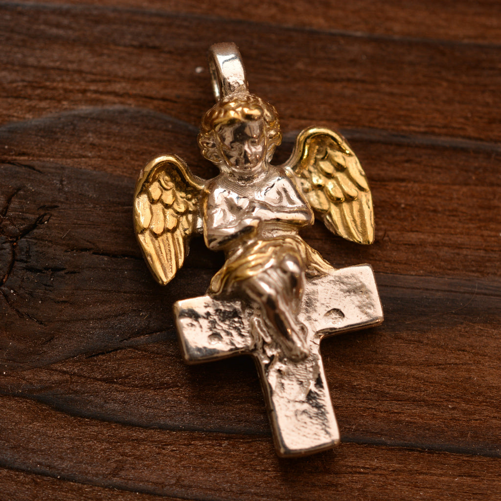 „Engel auf dem Kreuz“-Anhänger für Damen aus 925er Silber – handgefertigter Talisman für Schutz und Licht, Skulpturenschmuck im Boho- und rustikalen Stil | Art Diva