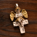 „Engel auf dem Kreuz“-Anhänger für Damen aus 925er Silber – handgefertigter Talisman für Schutz und Licht, Skulpturenschmuck im Boho- und rustikalen Stil | Art Diva