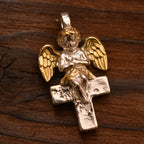 „Engel auf dem Kreuz“-Anhänger für Damen aus 925er Silber – handgefertigter Talisman für Schutz und Licht, Skulpturenschmuck im Boho- und rustikalen Stil | Art Diva