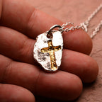 „Massives Kreuz“ – handpolierter Herren-Anhänger aus 925er Silber, Talisman für Stärke, Widerstandskraft und Schutz, Skulpturenschmuck im Boho- und rustikalen Stil | Art Diva