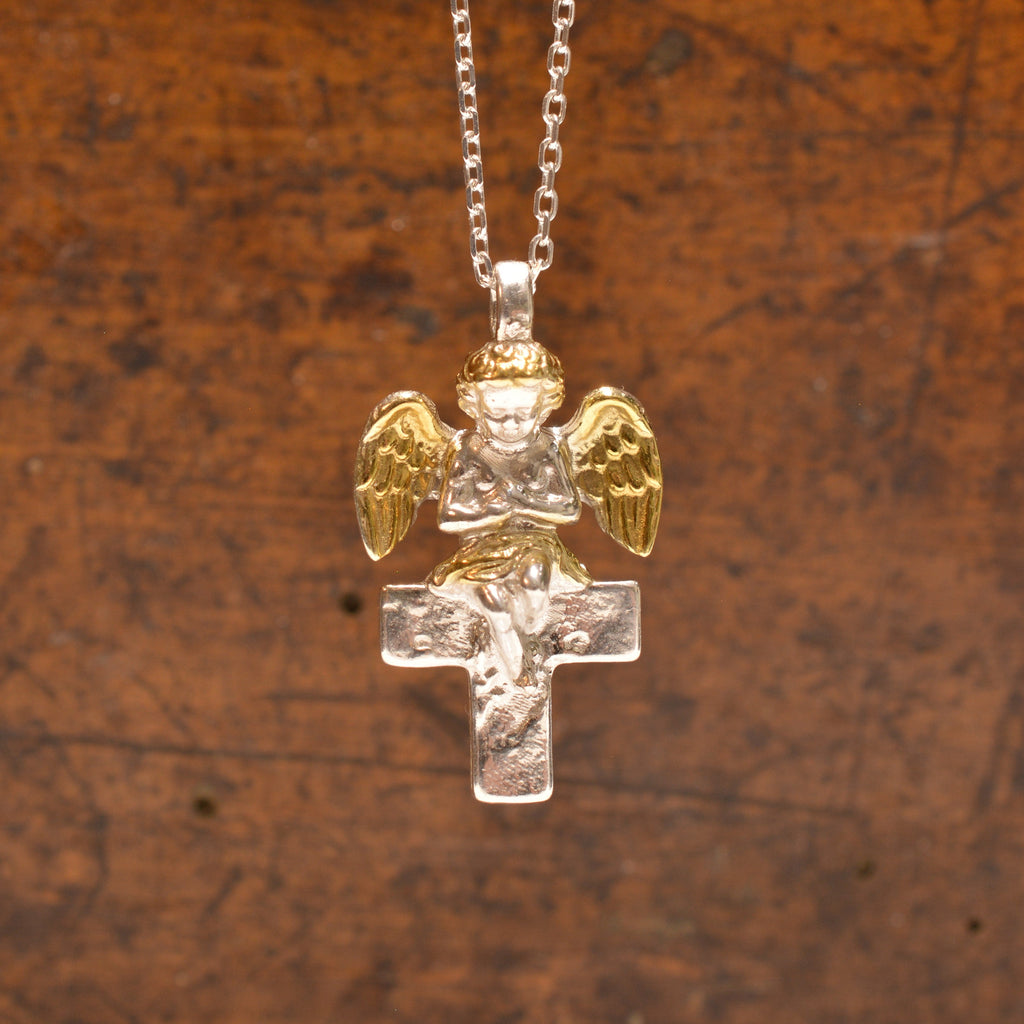 „Engel auf dem Kreuz“-Anhänger für Damen aus 925er Silber – handgefertigter Talisman für Schutz und Licht, Skulpturenschmuck im Boho- und rustikalen Stil | Art Diva
