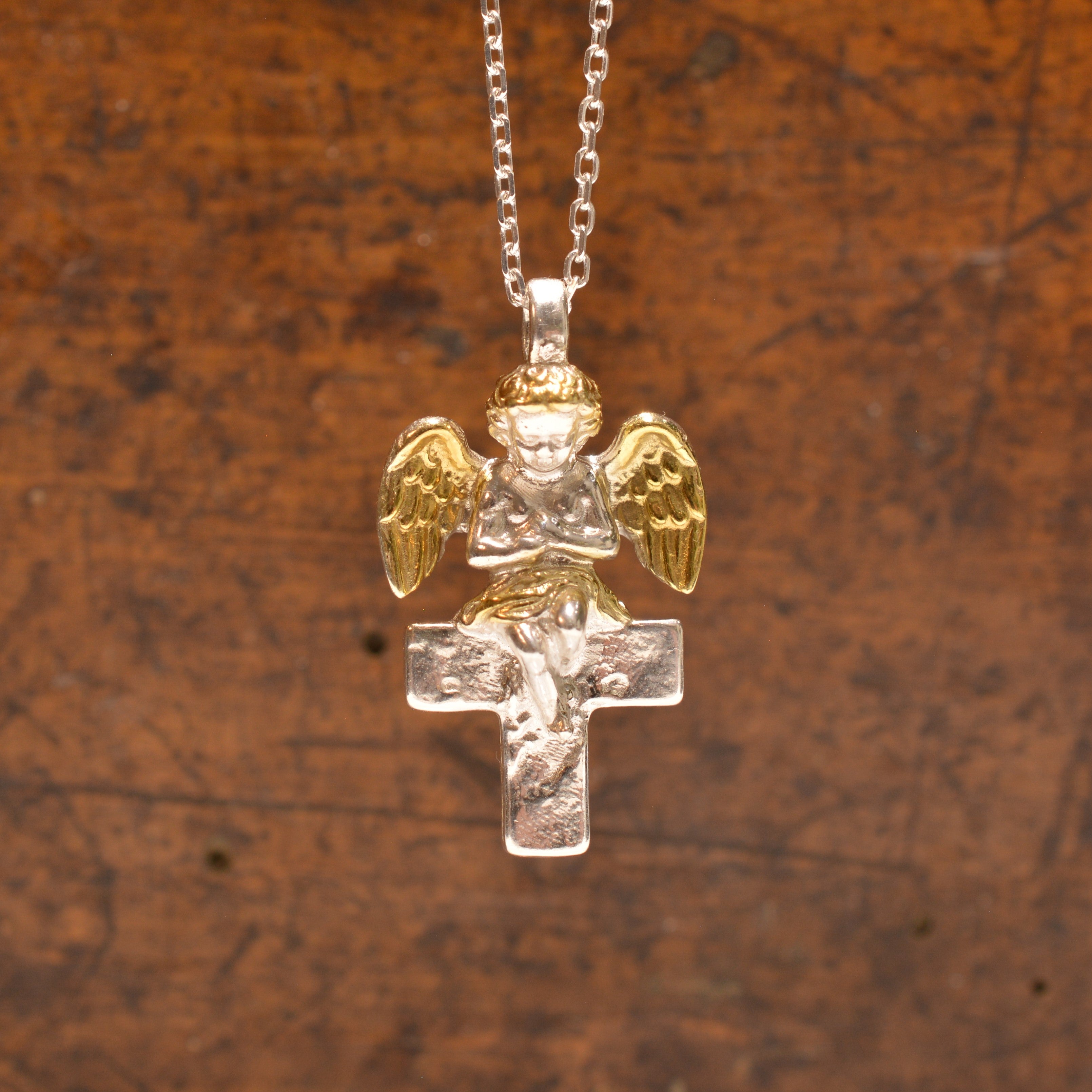 „Engel auf dem Kreuz“-Anhänger für Damen aus 925er Silber – handgefertigter Talisman für Schutz und Licht, Skulpturenschmuck im Boho- und rustikalen Stil | Art Diva