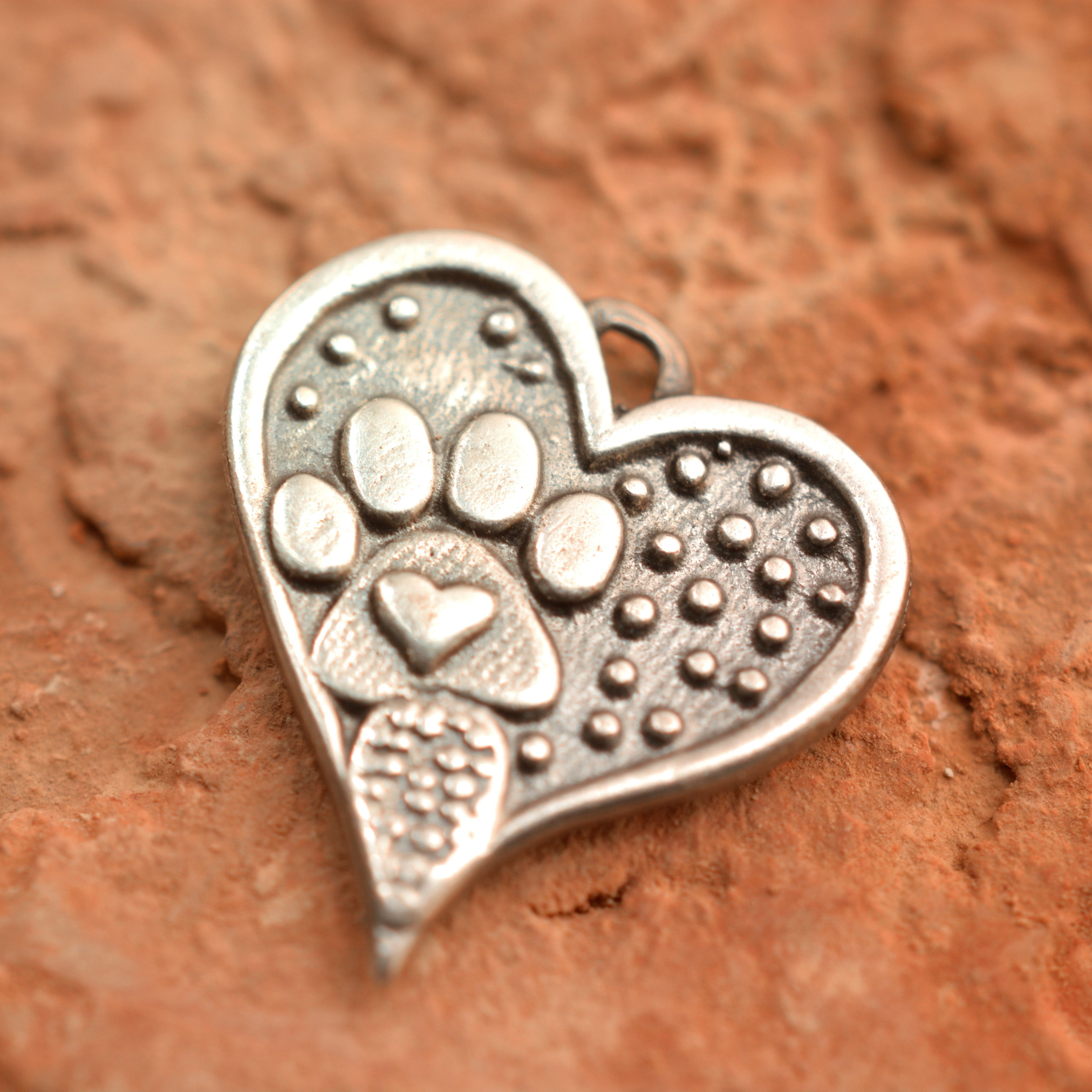 Herz-Anhänger mit Pfote aus 925er Silber – handgefertigter Talisman für die Liebe zu Tieren, Skulpturenschmuck im Boho- und rustikalen Stil | Art Diva