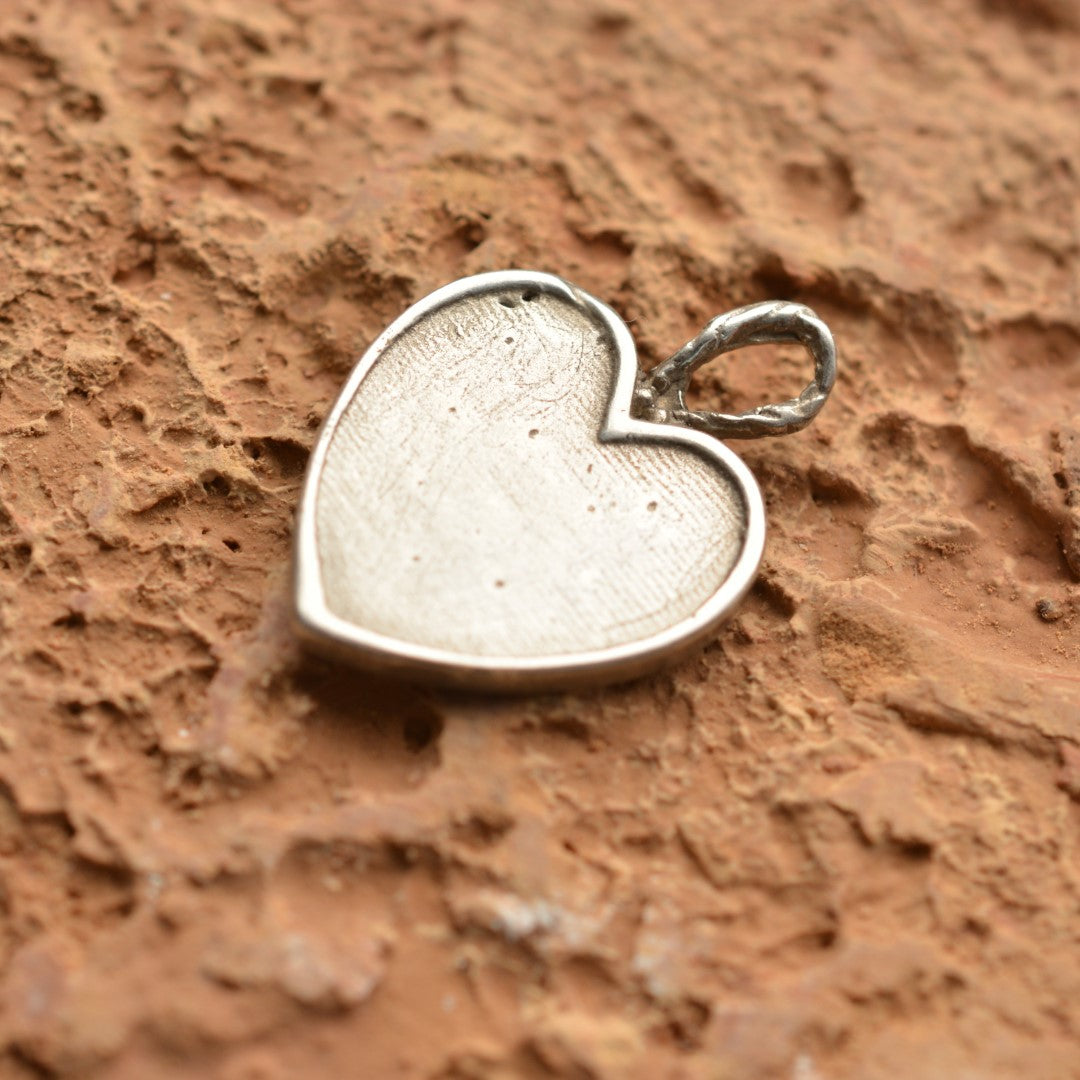 „Mutterliebe“-Anhänger aus 925er Silber – handgefertigter Talisman zur Geburt des ersten Kindes, Amulett für Zärtlichkeit und Schutz, Skulpturenschmuck im Boho- und rustikalen Stil | Art Diva