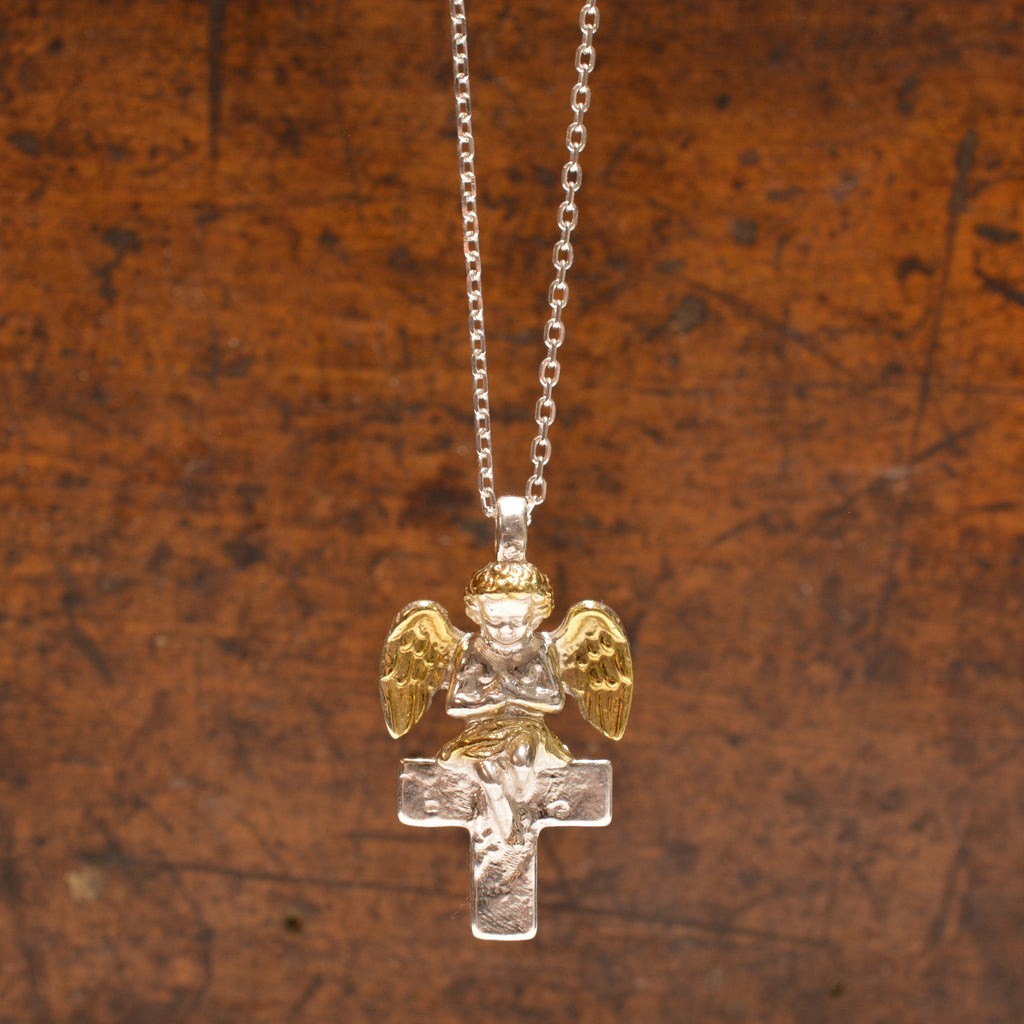„Engel auf dem Kreuz“-Anhänger für Damen aus 925er Silber – handgefertigter Talisman für Schutz und Licht, Skulpturenschmuck im Boho- und rustikalen Stil | Art Diva