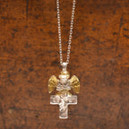 „Engel auf dem Kreuz“-Anhänger für Damen aus 925er Silber – handgefertigter Talisman für Schutz und Licht, Skulpturenschmuck im Boho- und rustikalen Stil | Art Diva