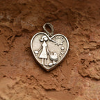 „Mutterliebe“-Anhänger aus 925er Silber – handgefertigter Talisman zur Geburt des ersten Kindes, Amulett für Zärtlichkeit und Schutz, Skulpturenschmuck im Boho- und rustikalen Stil | Art Diva