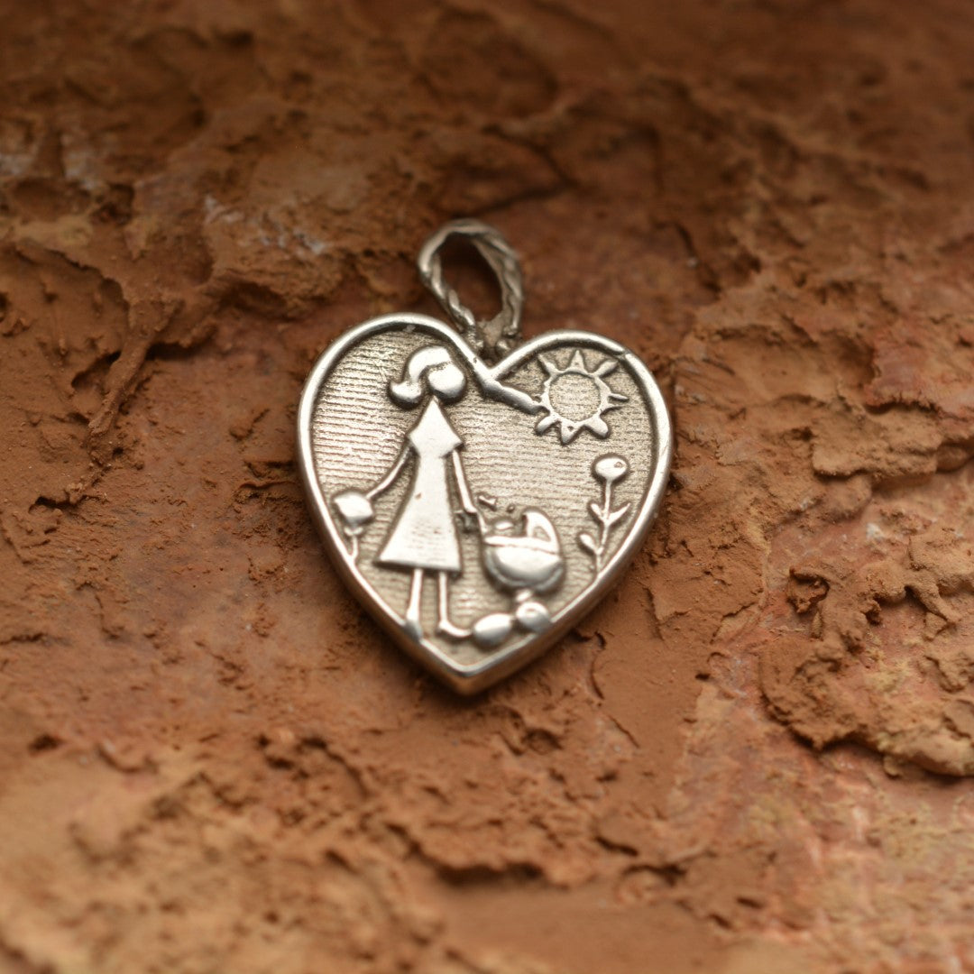 „Mutterliebe“-Anhänger aus 925er Silber – handgefertigter Talisman zur Geburt des ersten Kindes, Amulett für Zärtlichkeit und Schutz, Skulpturenschmuck im Boho- und rustikalen Stil | Art Diva