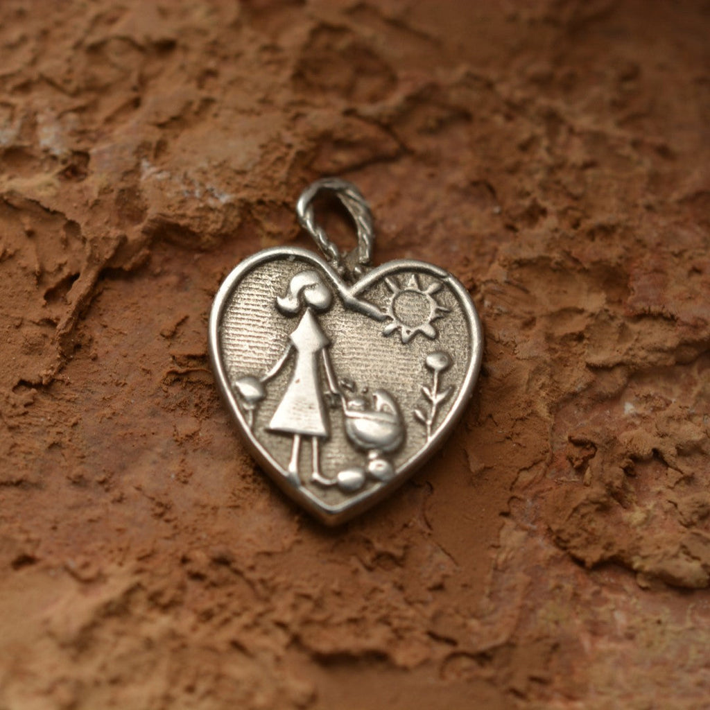 „Mutterliebe“-Anhänger aus 925er Silber – handgefertigter Talisman zur Geburt des ersten Kindes, Amulett für Zärtlichkeit und Schutz, Skulpturenschmuck im Boho- und rustikalen Stil | Art Diva