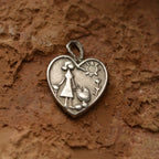 „Mutterliebe“-Anhänger aus 925er Silber – handgefertigter Talisman zur Geburt des ersten Kindes, Amulett für Zärtlichkeit und Schutz, Skulpturenschmuck im Boho- und rustikalen Stil | Art Diva