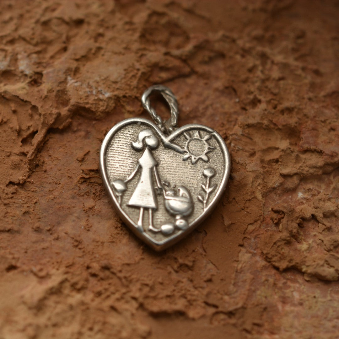 „Mutterliebe“-Anhänger aus 925er Silber – handgefertigter Talisman zur Geburt des ersten Kindes, Amulett für Zärtlichkeit und Schutz, Skulpturenschmuck im Boho- und rustikalen Stil | Art Diva