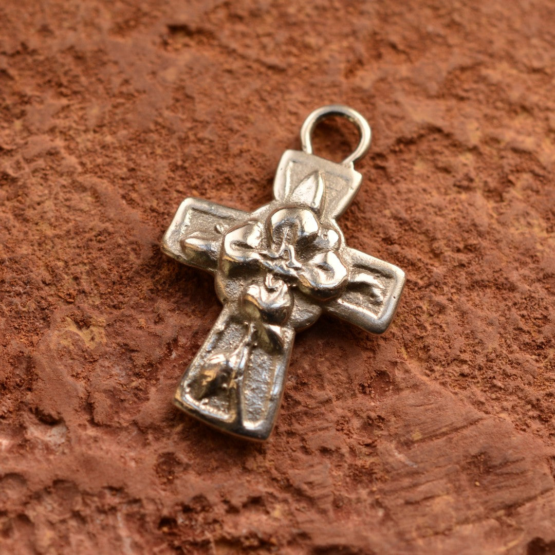 „Kreuz mit Blumen“ – handgefertigter Damen-Anhänger aus 925er Silber, Symbol für Glauben, Liebe und Neubeginn, Skulpturenschmuck im Boho- und rustikalen Stil | Art Diva
