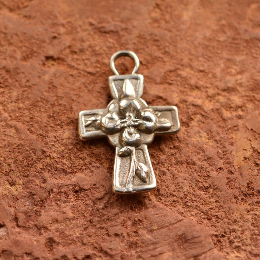 „Kreuz mit Blumen“ – handgefertigter Damen-Anhänger aus 925er Silber, Symbol für Glauben, Liebe und Neubeginn, Skulpturenschmuck im Boho- und rustikalen Stil | Art Diva
