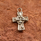 „Kreuz mit Blumen“ – handgefertigter Damen-Anhänger aus 925er Silber, Symbol für Glauben, Liebe und Neubeginn, Skulpturenschmuck im Boho- und rustikalen Stil | Art Diva