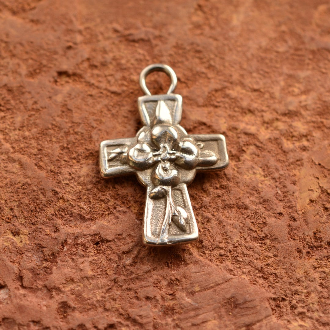 „Kreuz mit Blumen“ – handgefertigter Damen-Anhänger aus 925er Silber, Symbol für Glauben, Liebe und Neubeginn, Skulpturenschmuck im Boho- und rustikalen Stil | Art Diva