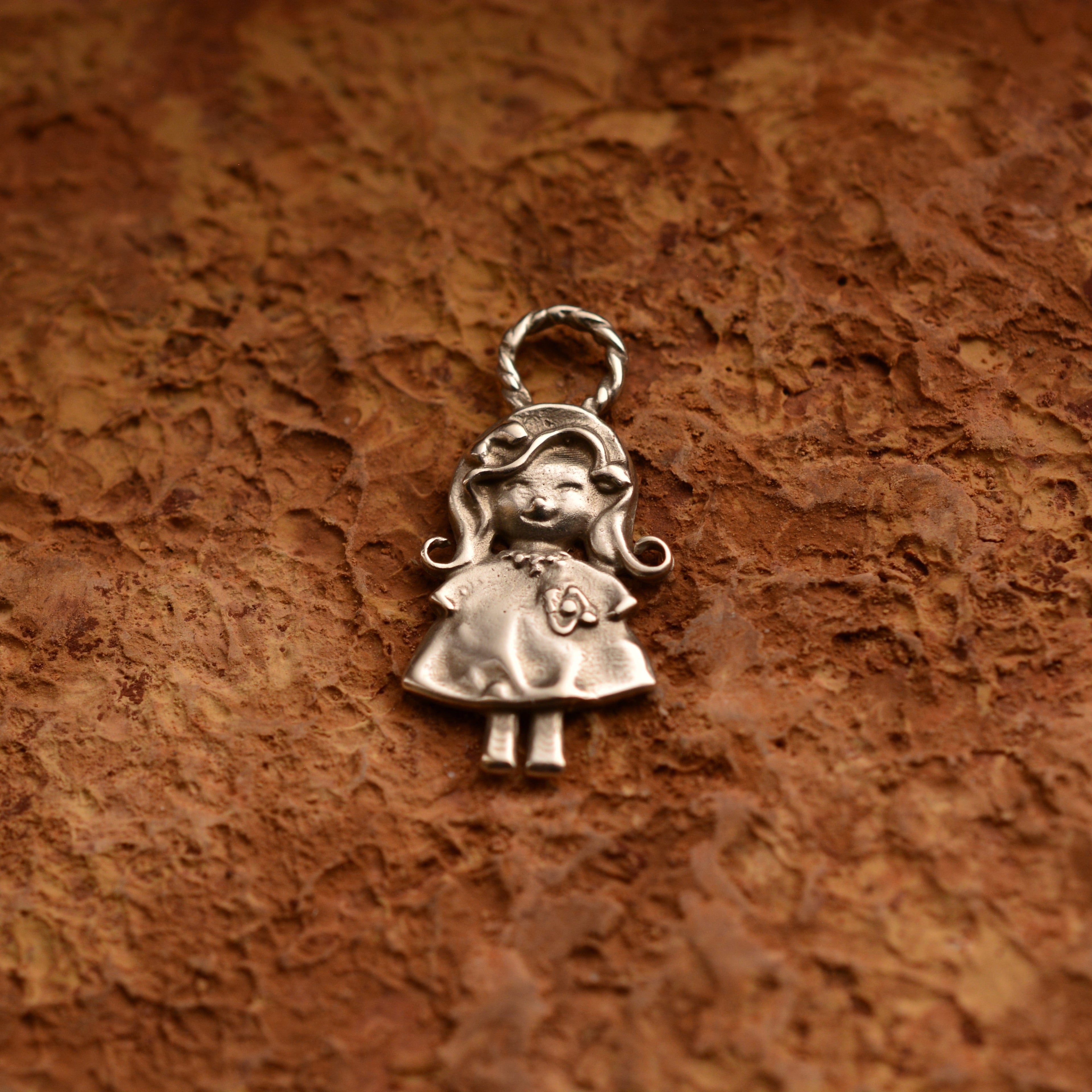 „Lächelndes Mädchen“ – handgefertigter Anhänger aus 925er Silber, Talisman für Liebe und eine schöne Kindheitserinnerung, Skulpturenschmuck im Boho- und rustikalen Stil | Art Diva