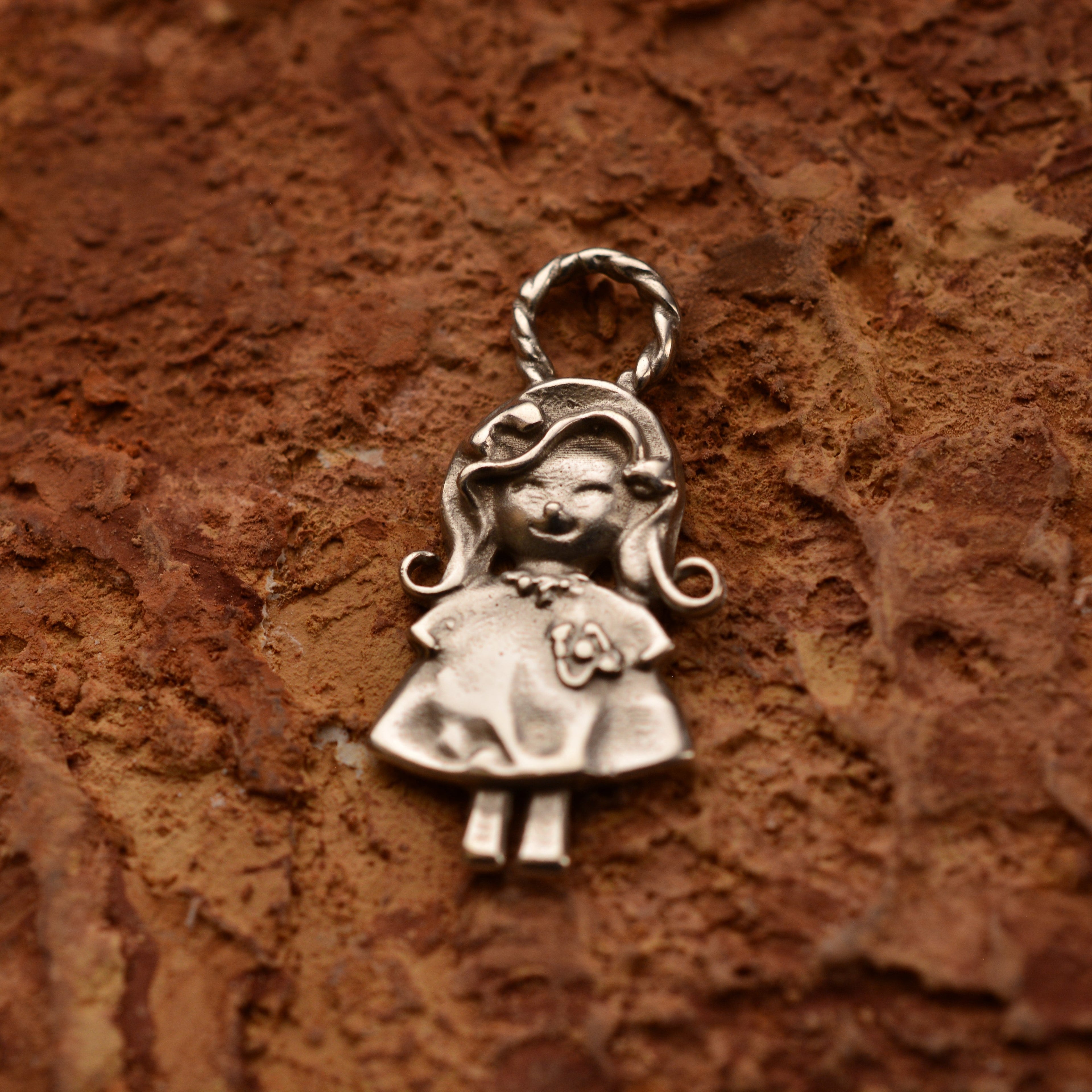„Lächelndes Mädchen“ – handgefertigter Anhänger aus 925er Silber, Talisman für Liebe und eine schöne Kindheitserinnerung, Skulpturenschmuck im Boho- und rustikalen Stil | Art Diva