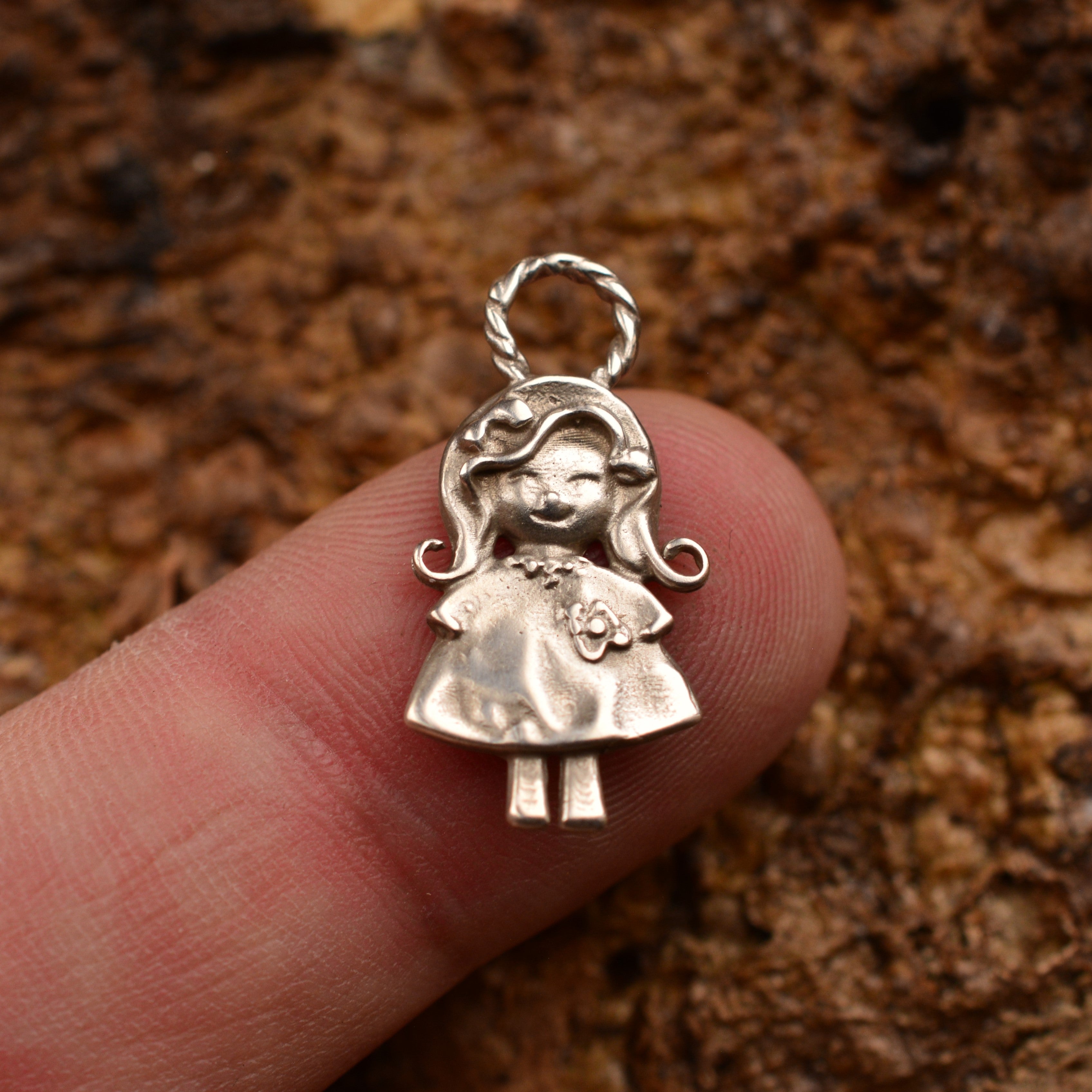 „Lächelndes Mädchen“ – handgefertigter Anhänger aus 925er Silber, Talisman für Liebe und eine schöne Kindheitserinnerung, Skulpturenschmuck im Boho- und rustikalen Stil | Art Diva