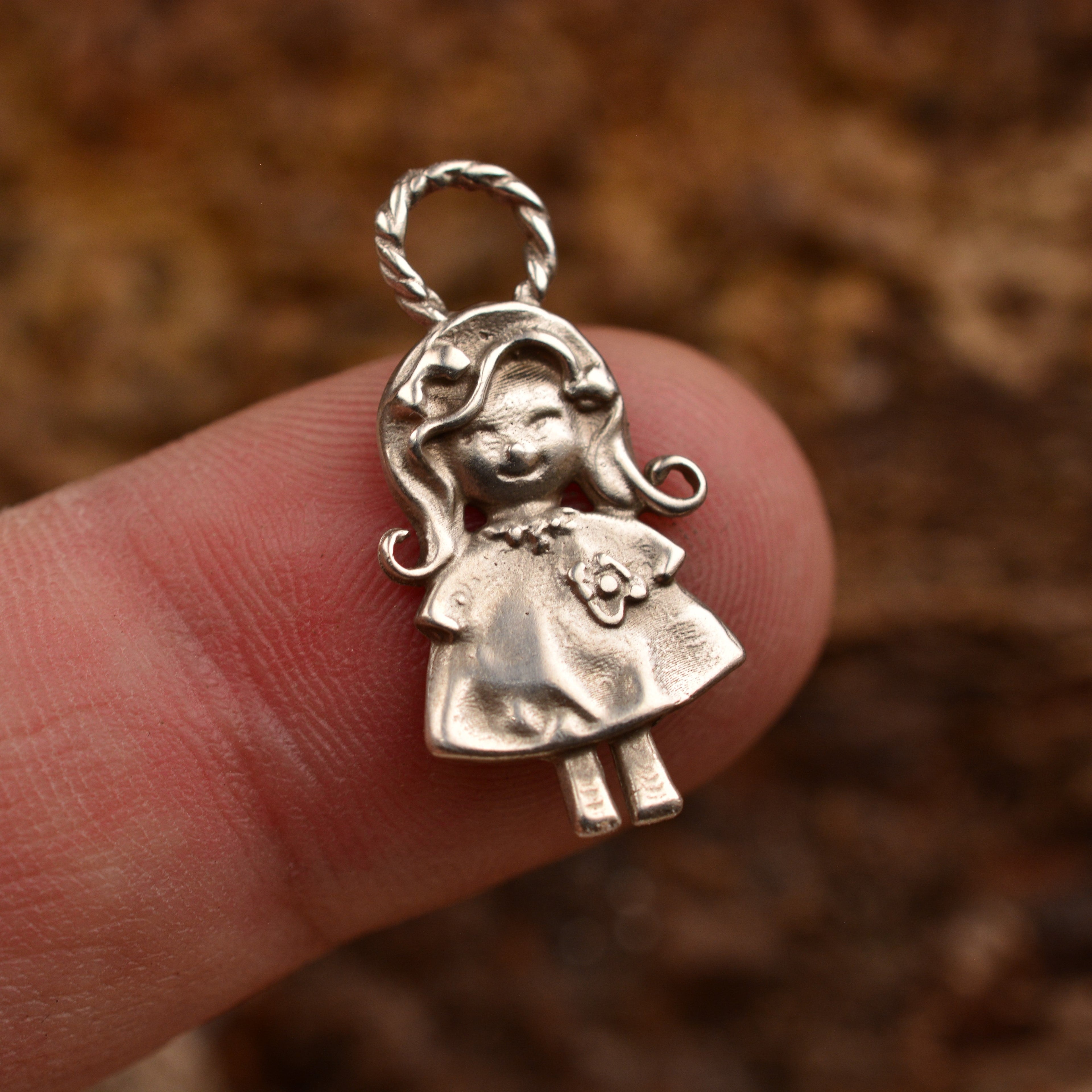 „Lächelndes Mädchen“ – handgefertigter Anhänger aus 925er Silber, Talisman für Liebe und eine schöne Kindheitserinnerung, Skulpturenschmuck im Boho- und rustikalen Stil | Art Diva