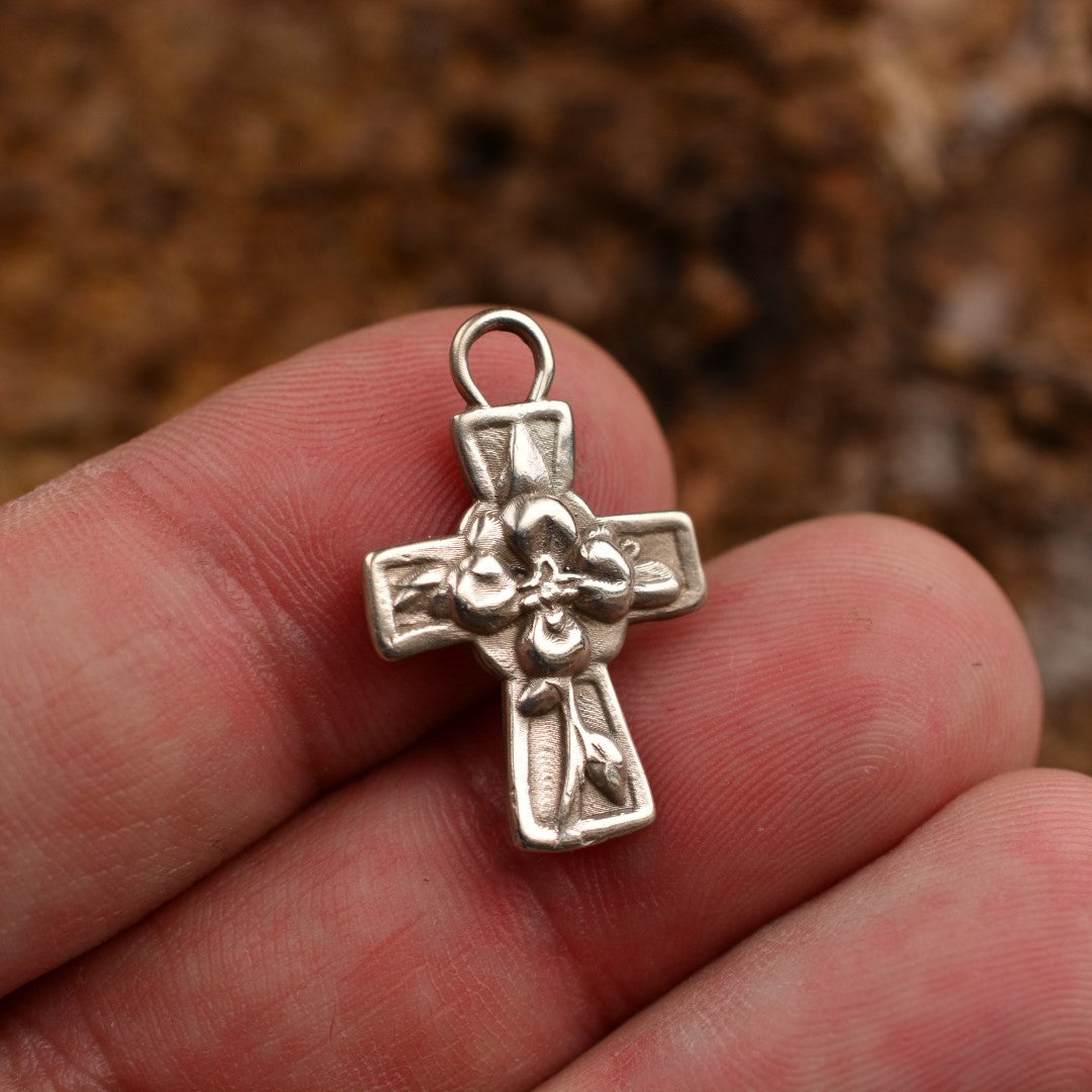 „Kreuz mit Blumen“ – handgefertigter Damen-Anhänger aus 925er Silber, Symbol für Glauben, Liebe und Neubeginn, Skulpturenschmuck im Boho- und rustikalen Stil | Art Diva