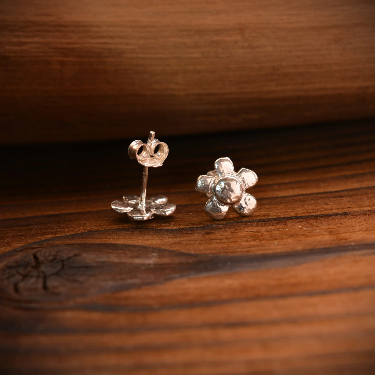 „Wilde Margerite“-Mini-Ohrstecker aus 925er Silber – florale Boho-Ohrringe | Art Diva