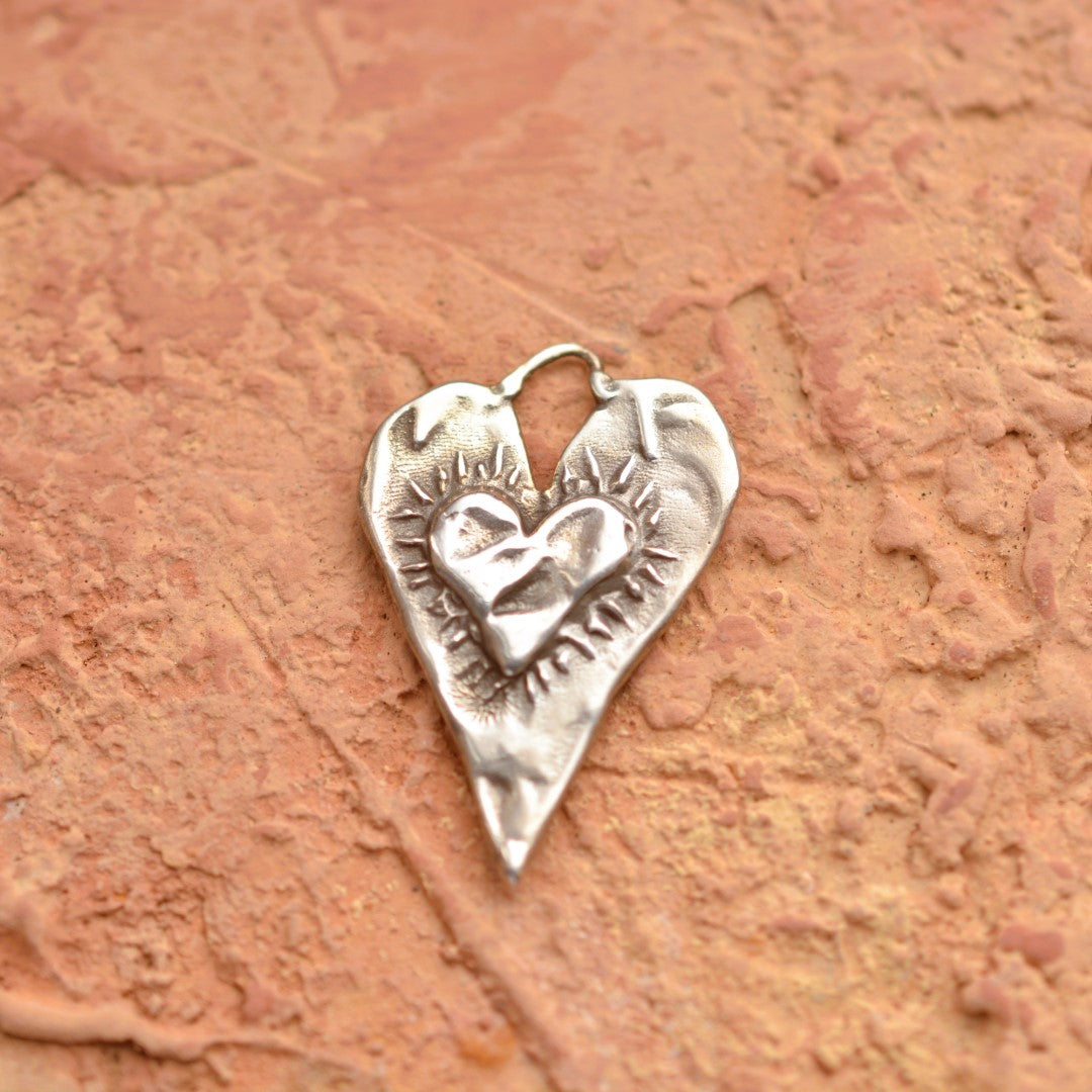 Herz-in-Herz-Anhänger aus 925er Silber – Talisman für Liebe und tiefe Verbundenheit, handgefertigter Skulpturenschmuck im Boho- und rustikalen Stil | Art Diva