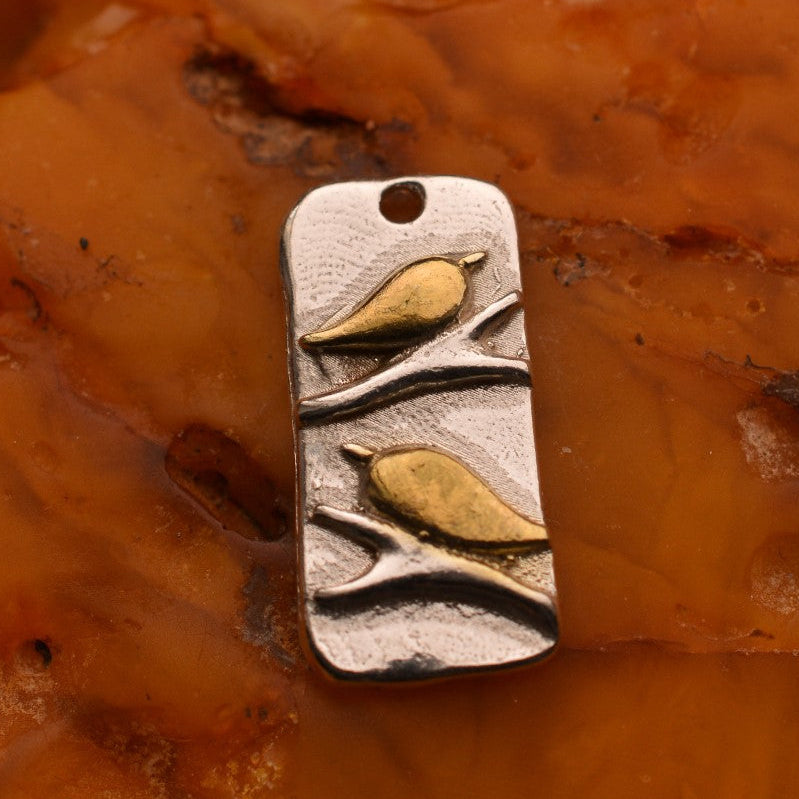 „Zwei Vögelchen“-Anhänger aus 925er Silber mit goldfarbenen Akzenten – handpolierter Talisman für Liebe, Harmonie und familiäre Verbundenheit | Art Diva