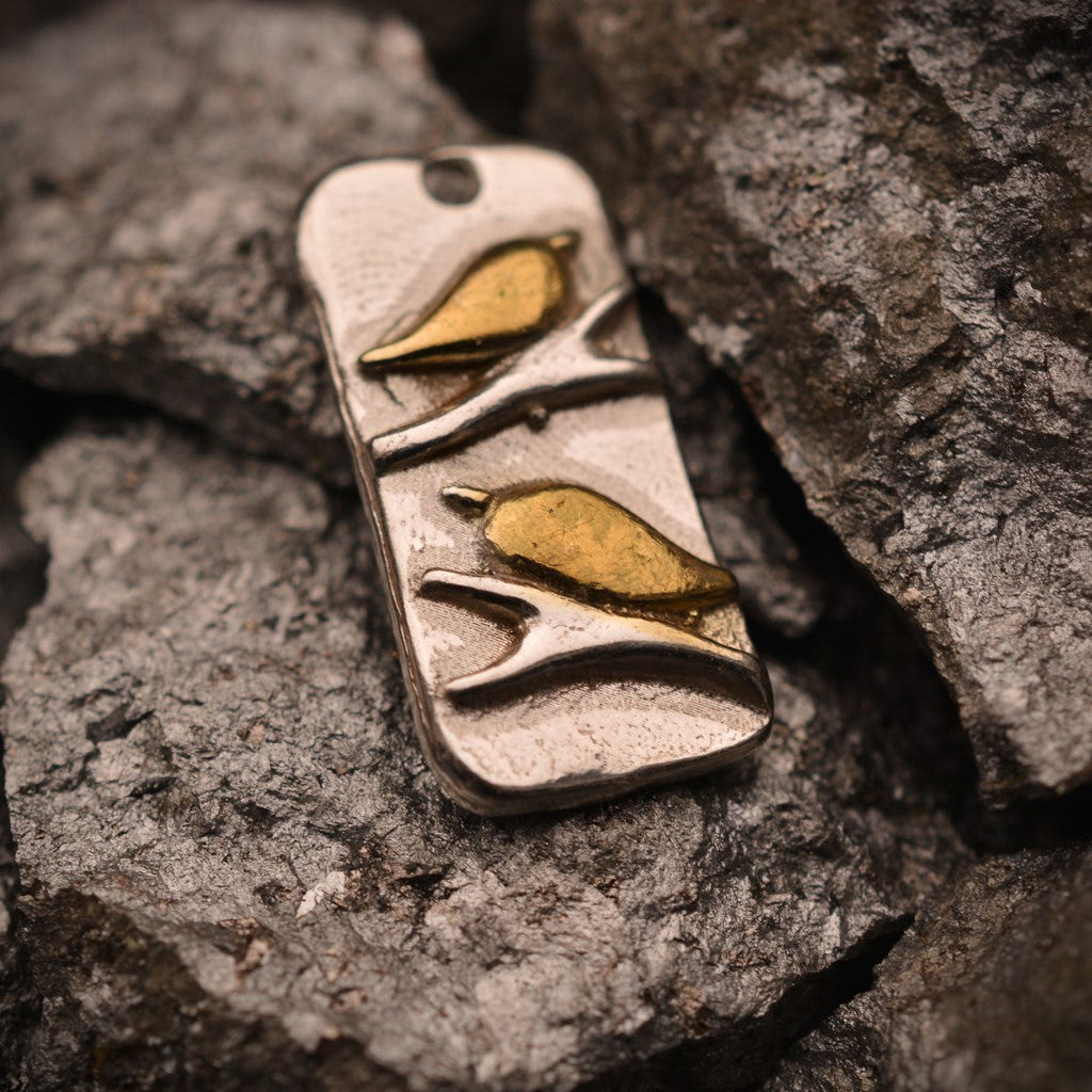 „Zwei Vögelchen“-Anhänger aus 925er Silber mit goldfarbenen Akzenten – handpolierter Talisman für Liebe, Harmonie und familiäre Verbundenheit | Art Diva