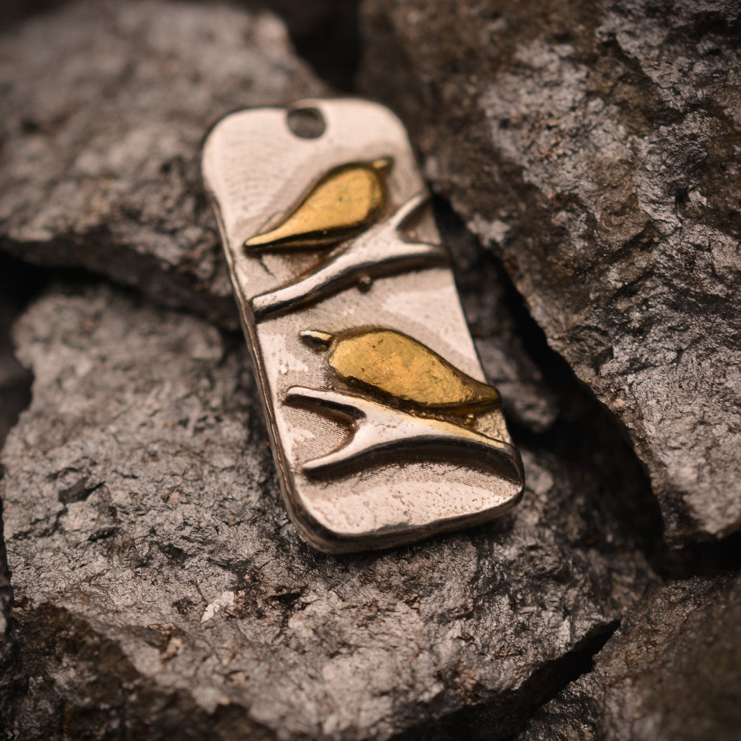 „Zwei Vögelchen“-Anhänger aus 925er Silber mit goldfarbenen Akzenten – handpolierter Talisman für Liebe, Harmonie und familiäre Verbundenheit | Art Diva