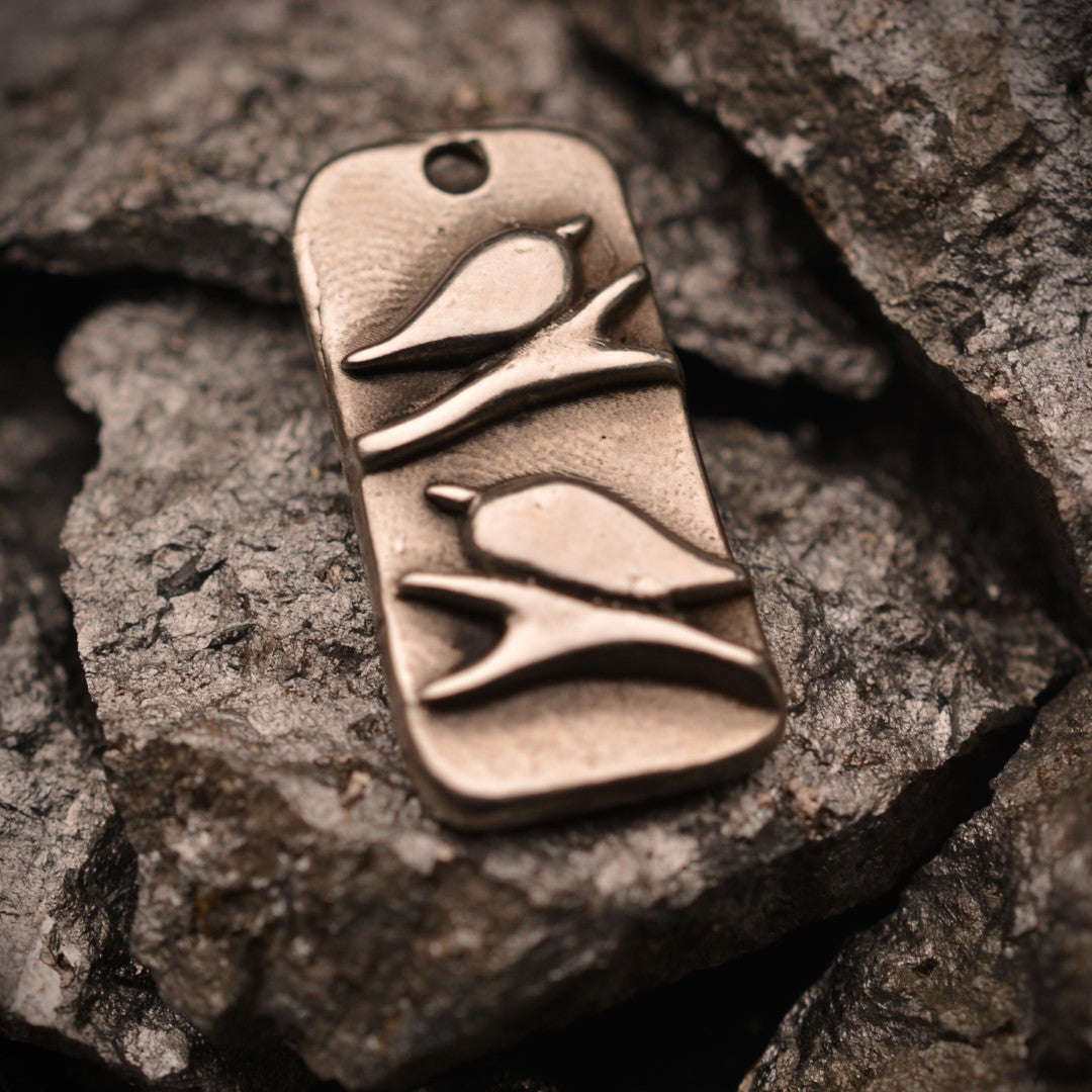 „Vogelpaar“-Anhänger aus 925er Silber – Talisman für Liebe, Zärtlichkeit und Harmonie, oxidierter Skulpturenschmuck im Boho- und rustikalen Stil | Art Diva