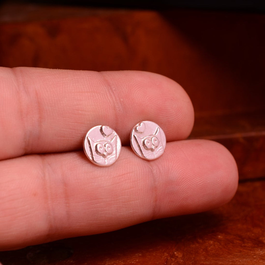 „Kätzchen mit Herz“-Ohrringe aus 925er Silber – hochglanzpolierter skulpturaler Schmuck im Boho-Stil | Art Diva