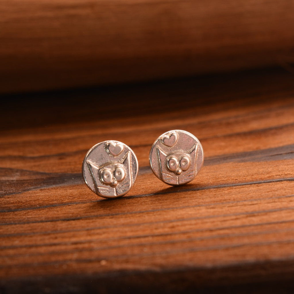„Kätzchen mit Herz“-Ohrringe aus 925er Silber – hochglanzpolierter skulpturaler Schmuck im Boho-Stil | Art Diva