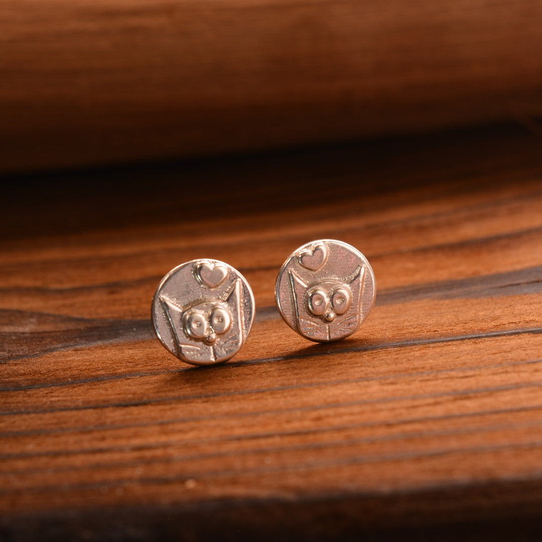 „Kätzchen mit Herz“-Ohrringe aus 925er Silber – hochglanzpolierter skulpturaler Schmuck im Boho-Stil | Art Diva