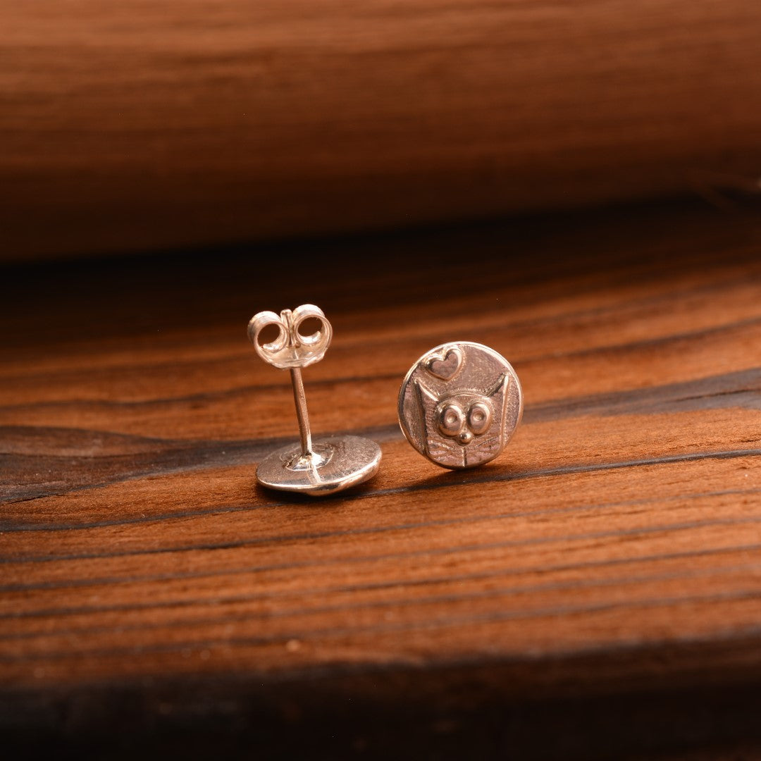 „Kätzchen mit Herz“-Ohrringe aus 925er Silber – hochglanzpolierter skulpturaler Schmuck im Boho-Stil | Art Diva