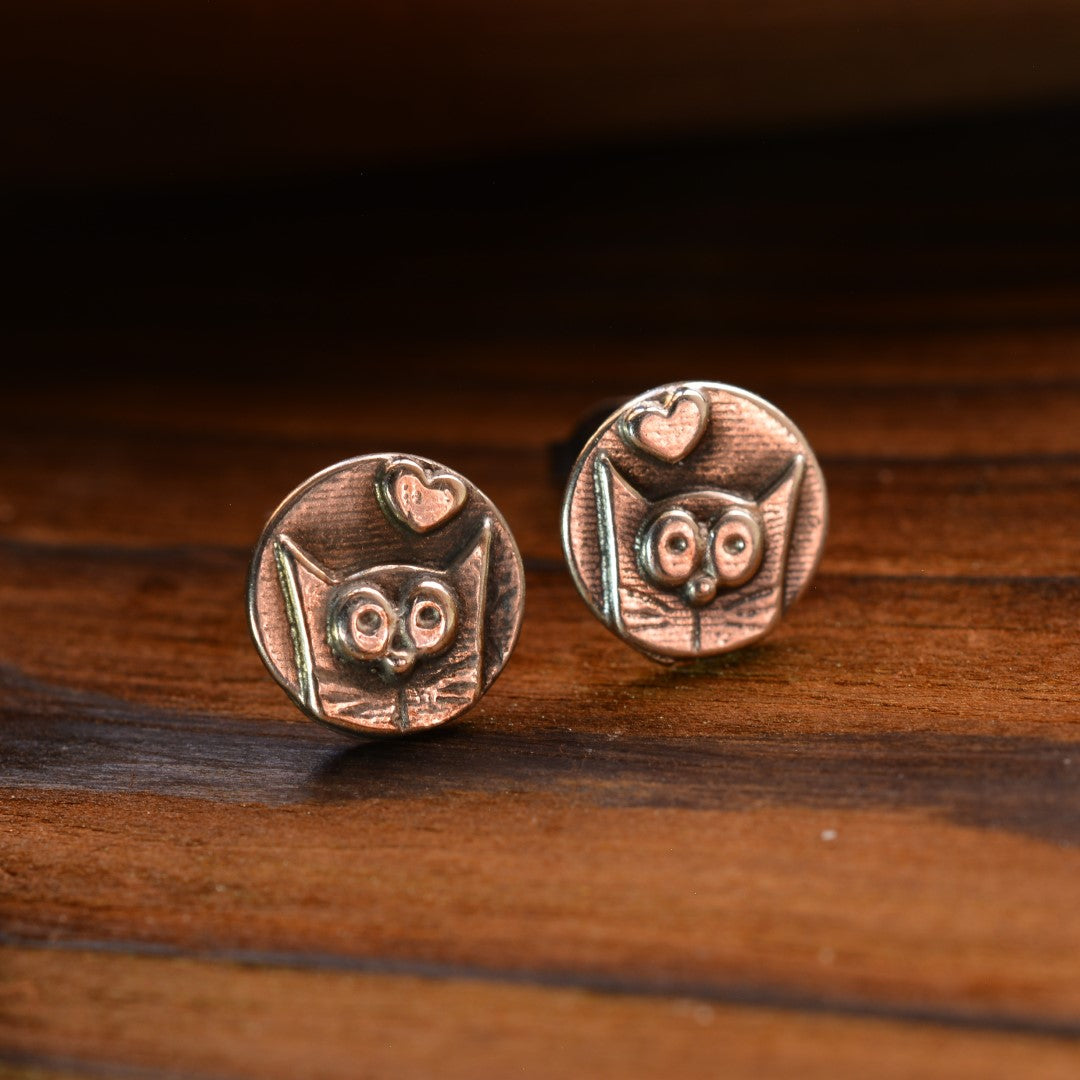 „Kätzchen mit Herz“-Ohrringe aus 925er Silber – teilweise oxidierter Schmuck im Boho-Rustik-Stil | Art Diva