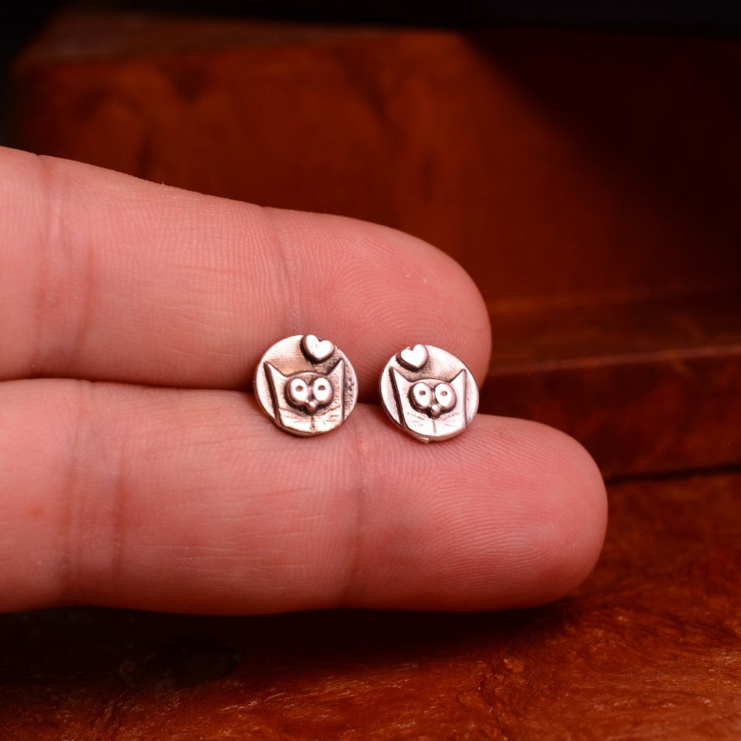 „Kätzchen mit Herz“-Ohrringe aus 925er Silber – teilweise oxidierter Schmuck im Boho-Rustik-Stil | Art Diva