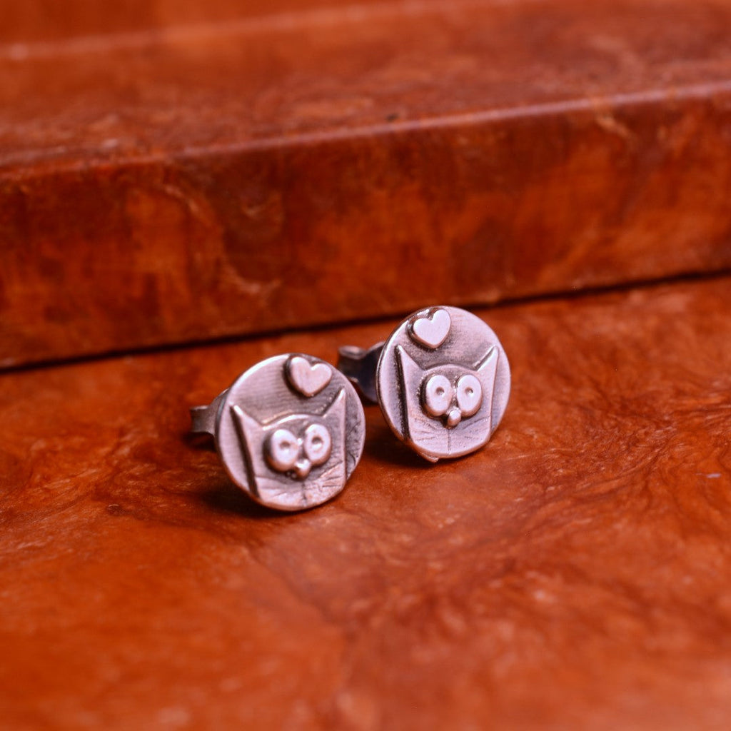 „Kätzchen mit Herz“-Ohrringe aus 925er Silber – teilweise oxidierter Schmuck im Boho-Rustik-Stil | Art Diva