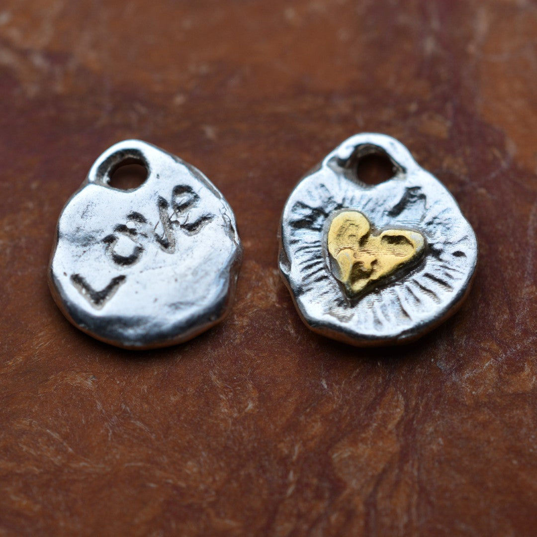 „Goldenes Herz Love“-Anhänger aus 925er Silber mit goldfarbenen Akzenten – handgefertigtes Amulett für Liebe und Licht, Skulpturenschmuck im Boho- und rustikalen Stil | Art Diva