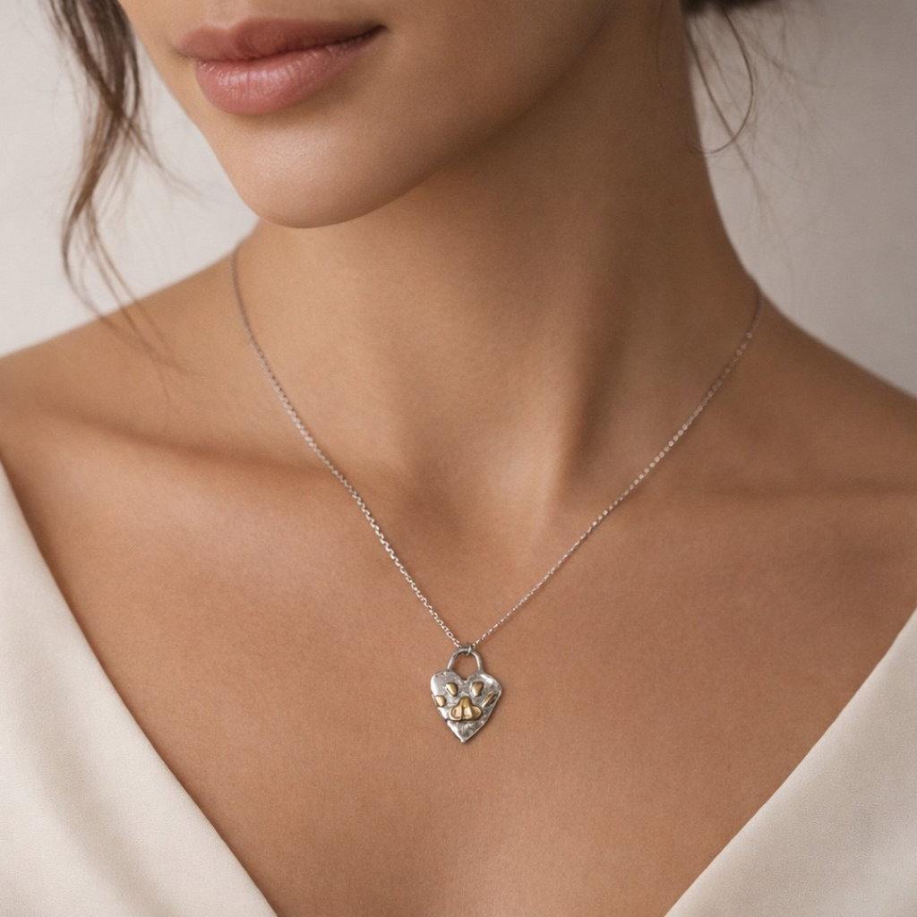 „Flauschige Spur“-Anhänger aus 925er Silber mit vergoldeten Akzenten – Amulett für Liebe und Treue, handgefertigter Skulpturenschmuck im Boho- und rustikalen Stil | Art Diva