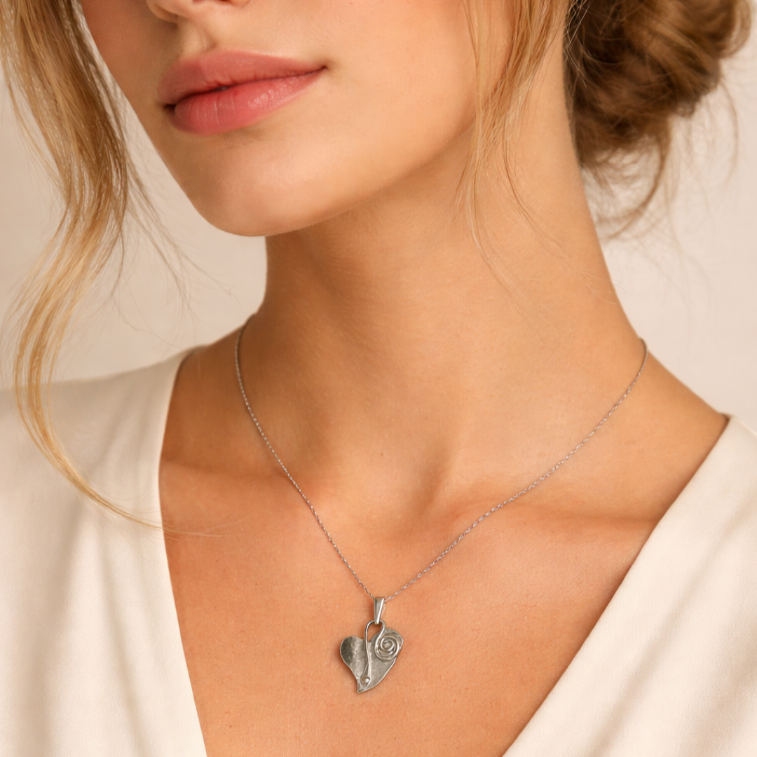 „Herz und Spirale“ – Anhänger aus 925er Silber, Talisman für Liebe und einen Neuanfang, Skulpturenschmuck im Boho- und rustikalen Stil | Art Diva