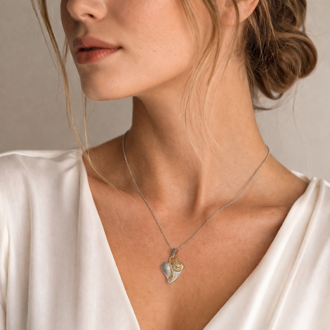 „Herz und Spirale“ – handgefertigter Anhänger aus 925er Silber, Talisman für Liebe und einen Neuanfang, Skulpturenschmuck im Boho- und rustikalen Stil | Art Diva