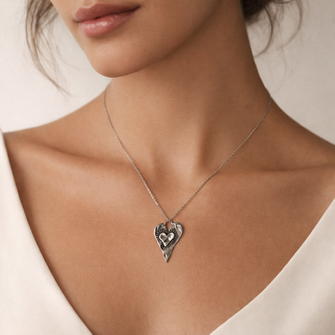 Herz-in-Herz-Anhänger aus 925er Silber – Talisman für Liebe und tiefe Verbundenheit, handgefertigter Skulpturenschmuck im Boho- und rustikalen Stil | Art Diva