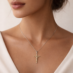Kruzifix-Anhänger mit kunstvoll geschwungener Christusfigur aus 925er Silber und goldfarbenen Akzenten – handgefertigtes Symbol für Glauben und Schutz im Boho- und rustikalen Stil | Art Diva