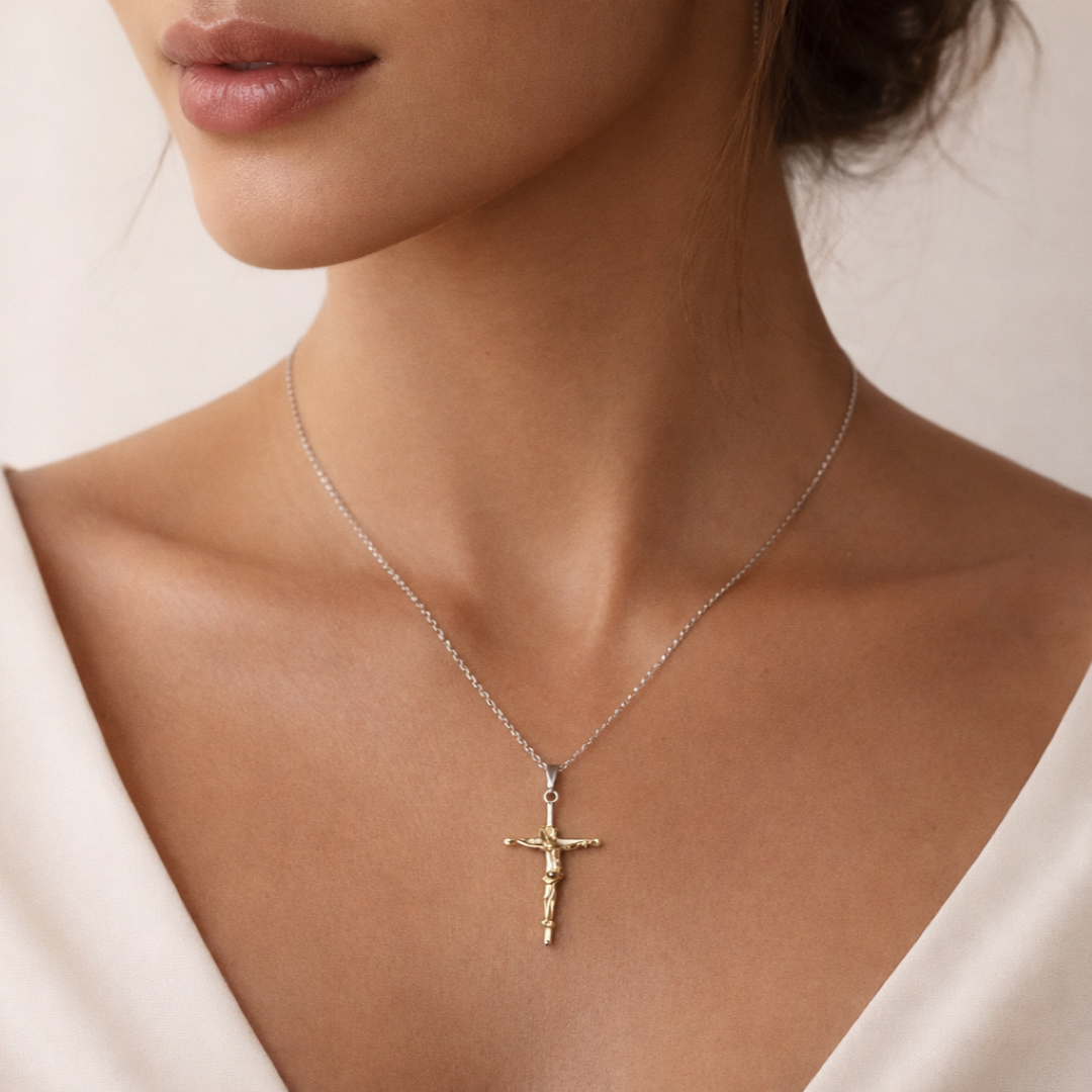 Kruzifix-Anhänger mit kunstvoll geschwungener Christusfigur aus 925er Silber und goldfarbenen Akzenten – handgefertigtes Symbol für Glauben und Schutz im Boho- und rustikalen Stil | Art Diva
