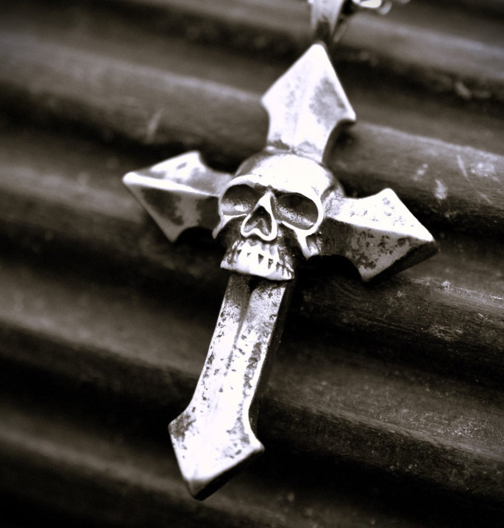 „Memento Mori“-Kreuzanhänger für Herren aus 925er Silber – Symbol für Tod und Ewigkeit | Art Diva